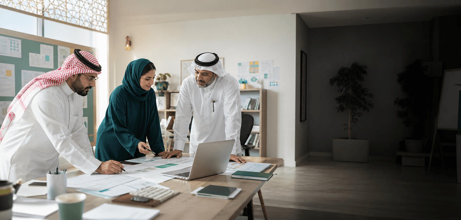 فريق من المختصين في البيئة المدرسية السعودية يتعاونون على إعداد الخطط